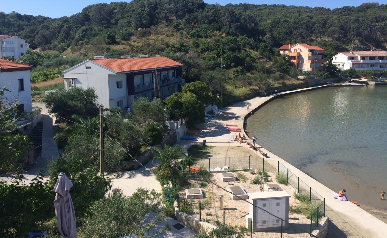 Dumici beach'in fotoğrafı beton kapak yüzey ile