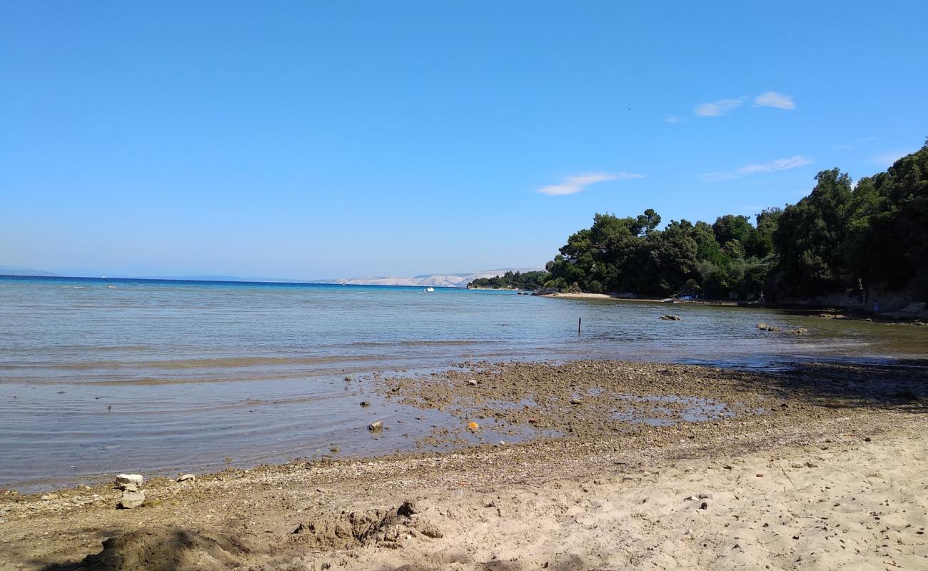 Crikvena II beach'in fotoğrafı bej kum ve kayalar yüzey ile