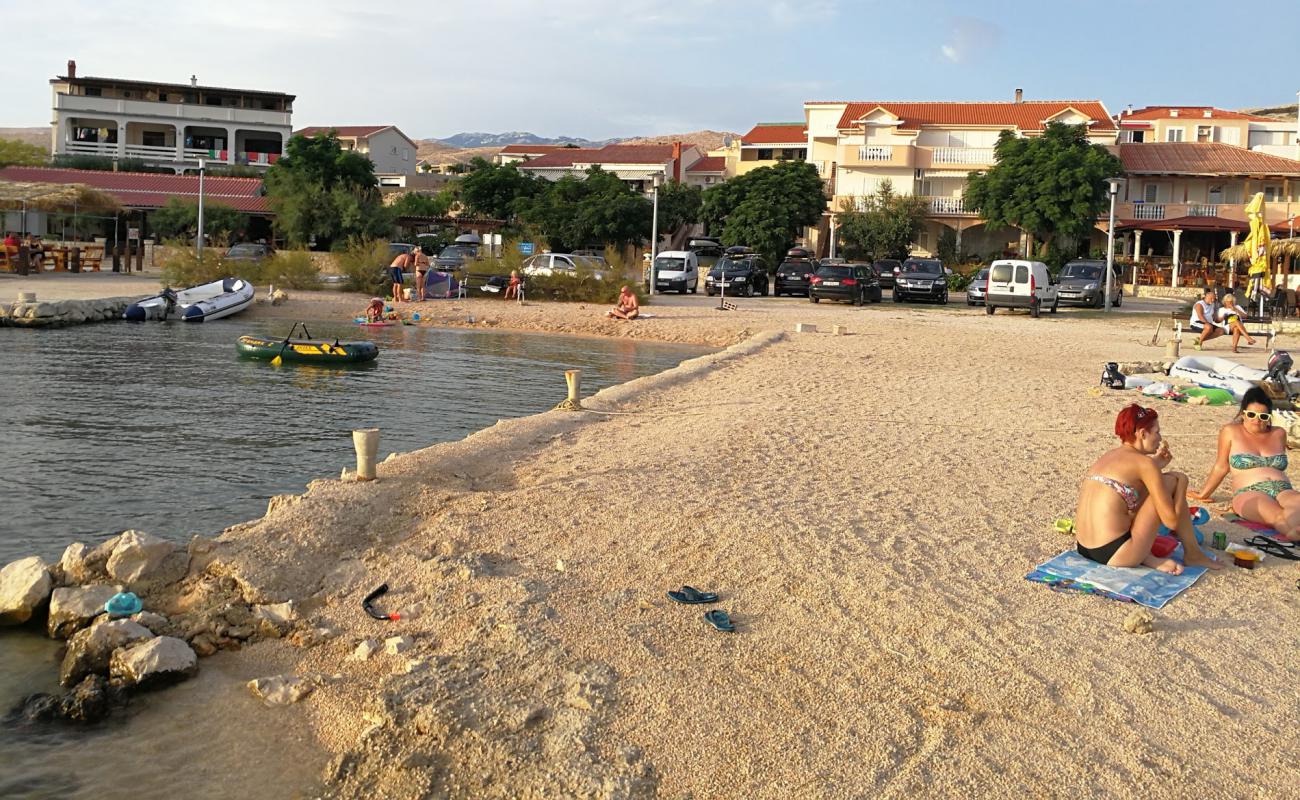 Kustici beach'in fotoğrafı küçük bej çakıl yüzey ile