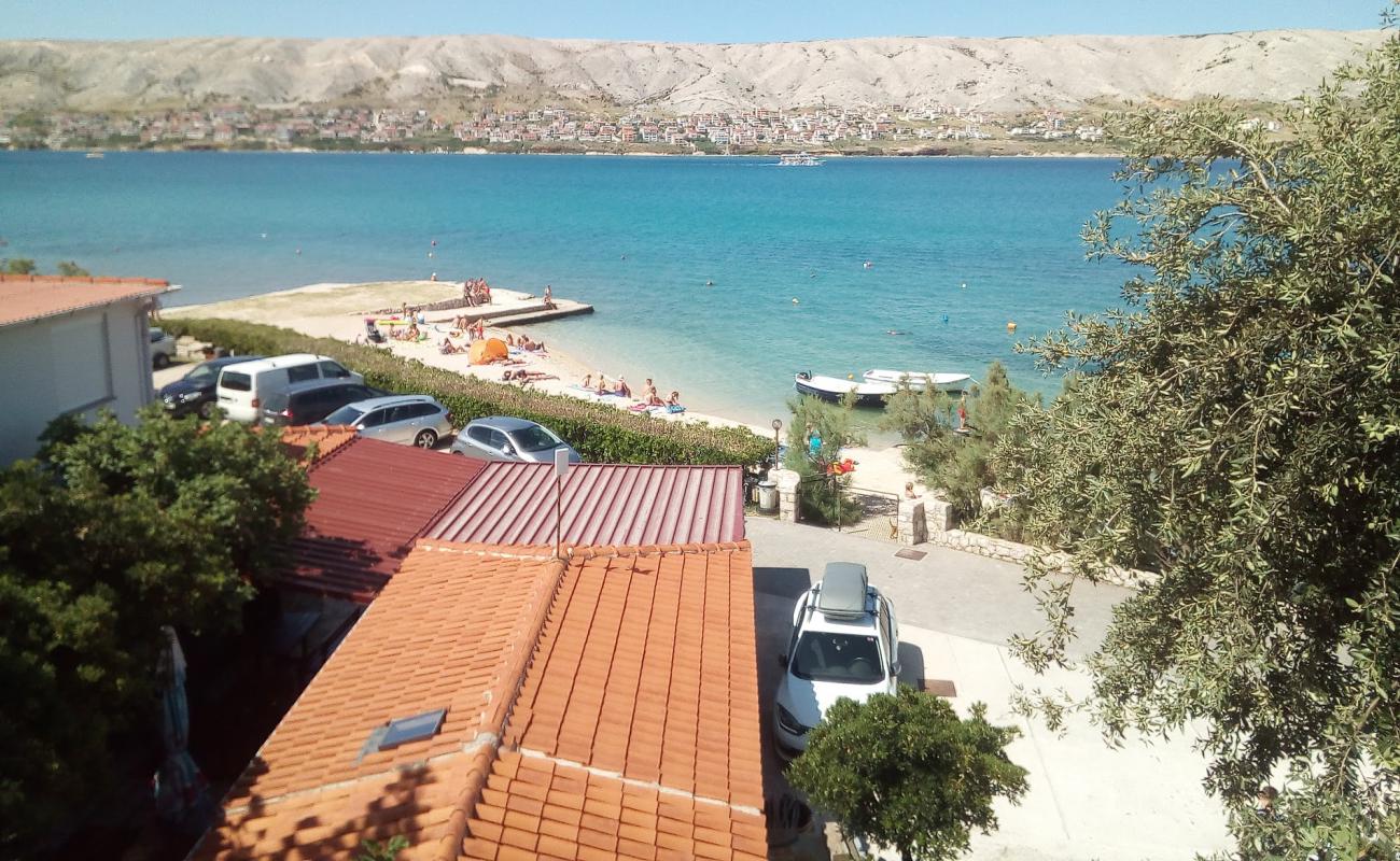 Basaka beach'in fotoğrafı küçük bej çakıl yüzey ile