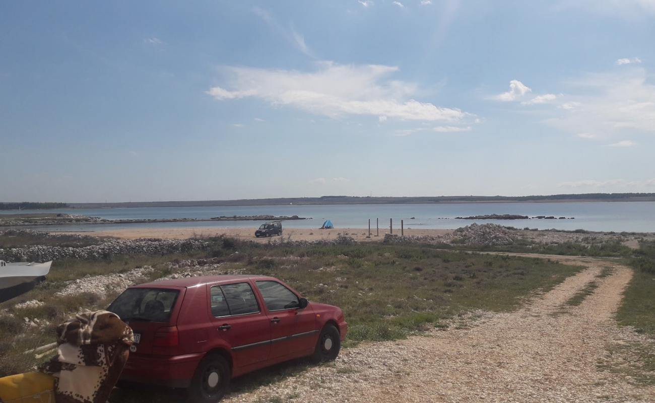 Pag beach'in fotoğrafı kayalık arazi yüzey ile