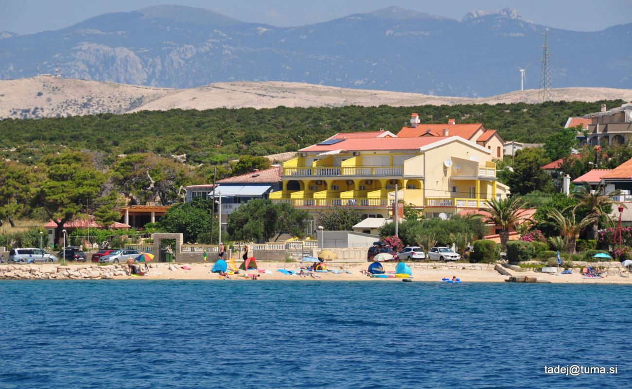 Cochineal beach'in fotoğrafı küçük bej çakıl yüzey ile