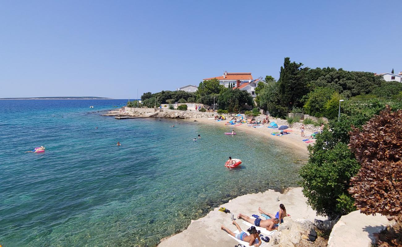 Mandre beach'in fotoğrafı küçük bej çakıl yüzey ile