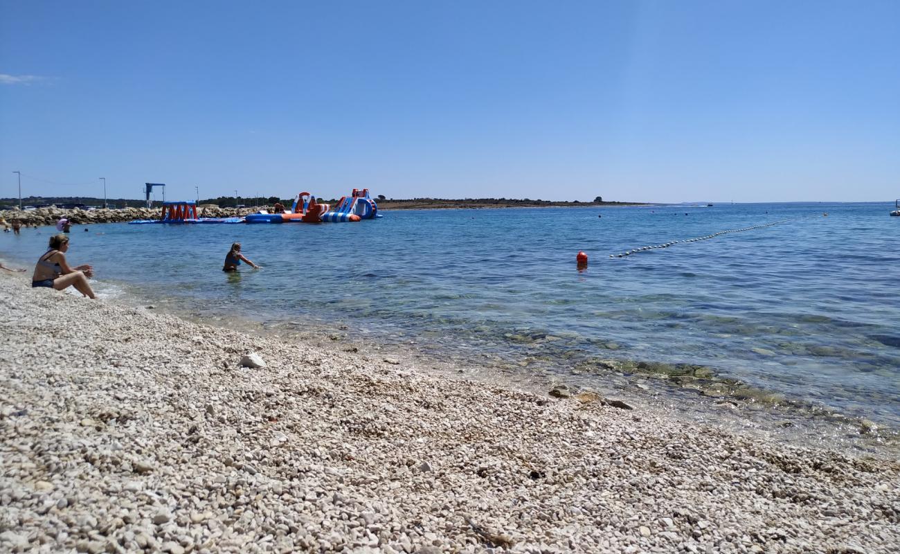 Riva beach'in fotoğrafı hafif çakıl yüzey ile