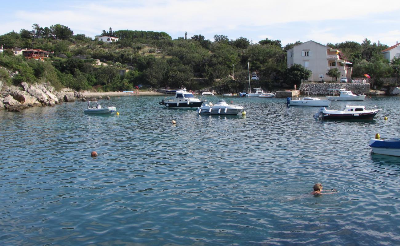 Brnestre beach'in fotoğrafı hafif çakıl yüzey ile