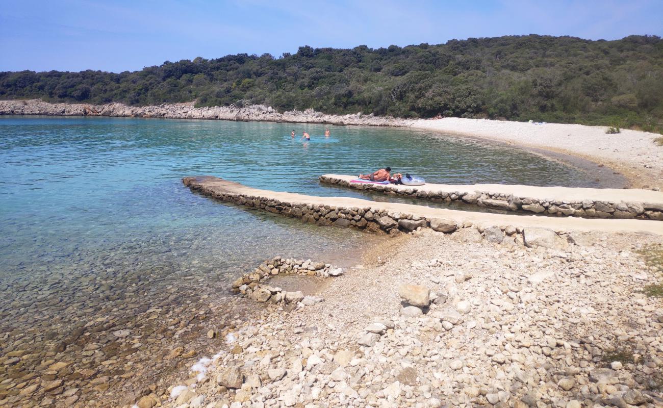 Slatina Bay'in fotoğrafı bej kum ve çakıl yüzey ile