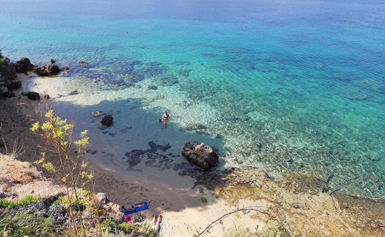 Uljak beach'in fotoğrafı açık bej kum yüzey ile