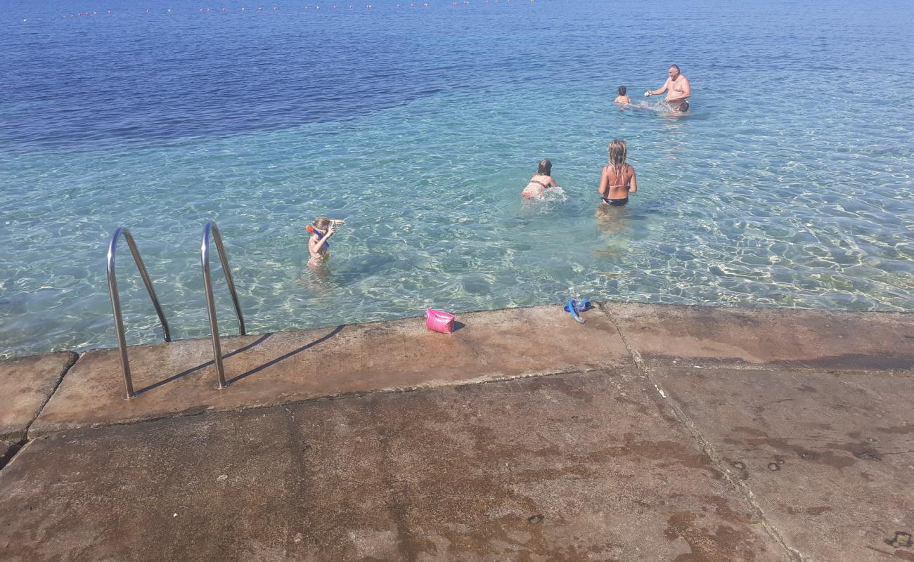 Muline Ugljan beach'in fotoğrafı beton kapak yüzey ile