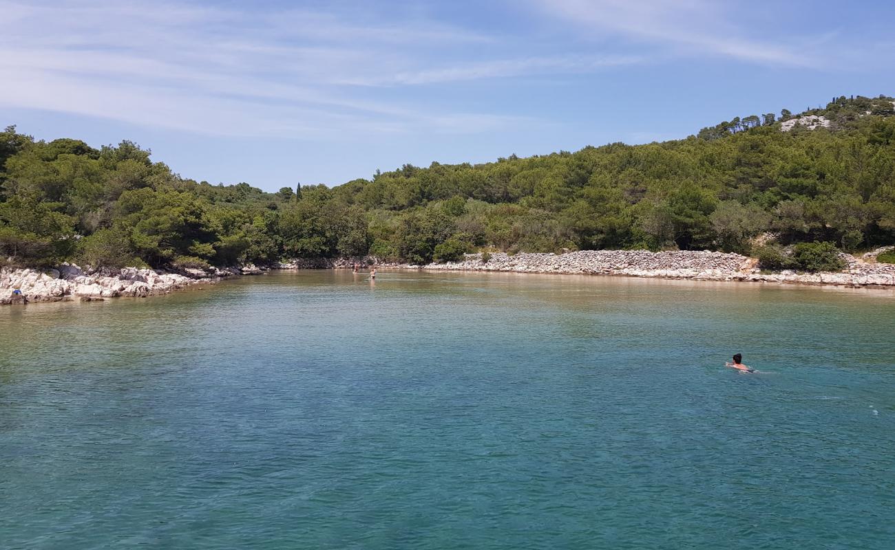 Mala Sabusa beach'in fotoğrafı bej kum ve çakıl yüzey ile