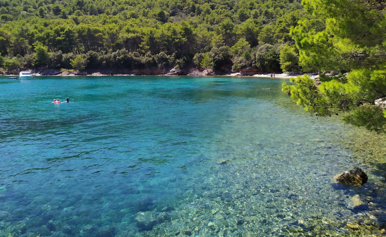 Plaza Otric'in fotoğrafı bej çakıl yüzey ile