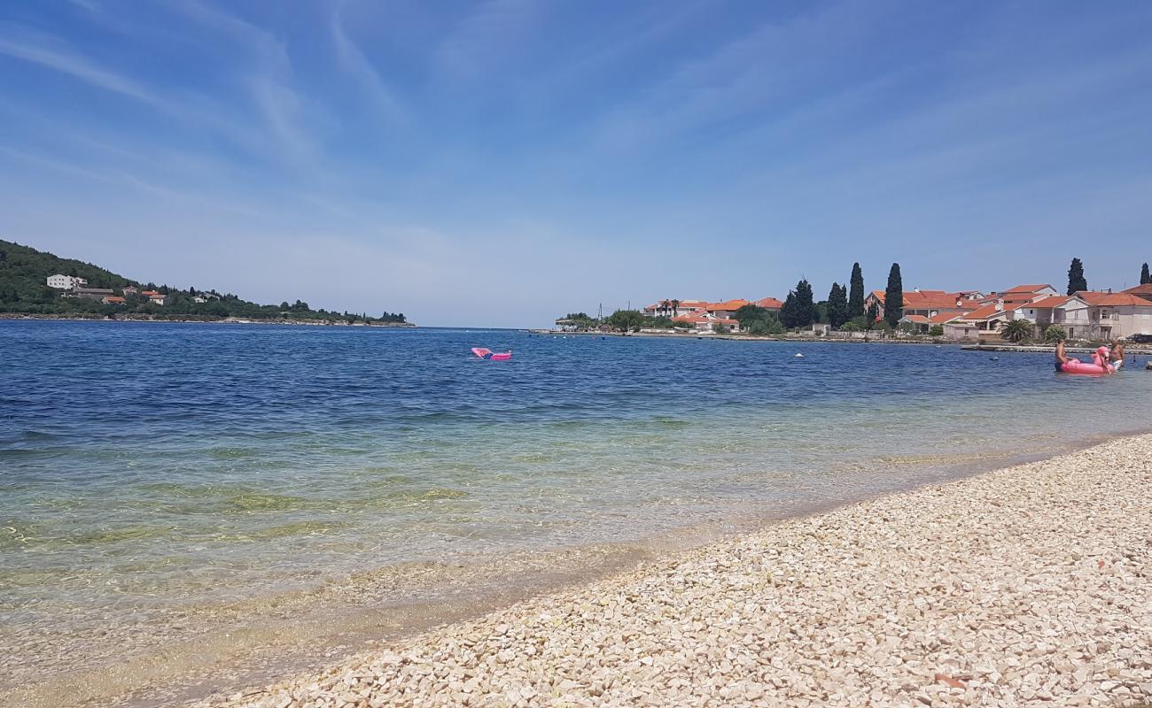 Sutomiscica beach'in fotoğrafı siyah kum ve çakıl yüzey ile