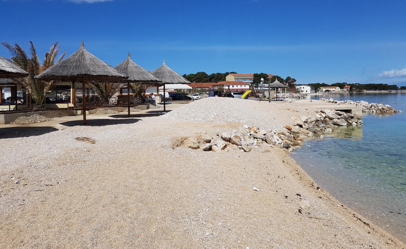 Ugljan beach'in fotoğrafı hafif çakıl yüzey ile