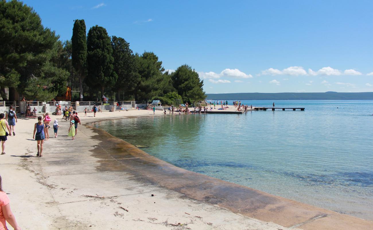 Matlovac beach'in fotoğrafı beton kaplı yüzey yüzey ile