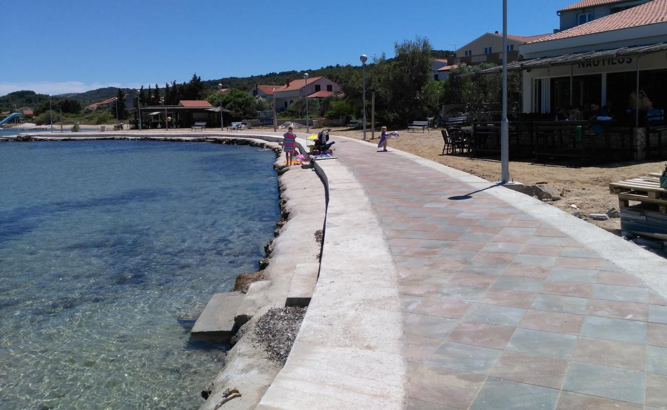 Plaza Dobropoljana'in fotoğrafı hafif ince çakıl taş yüzey ile