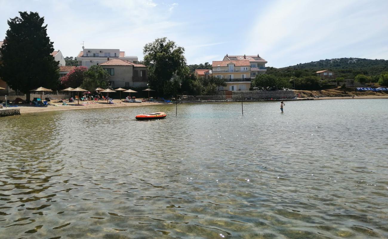 Tratica beach'in fotoğrafı kahverengi kum yüzey ile