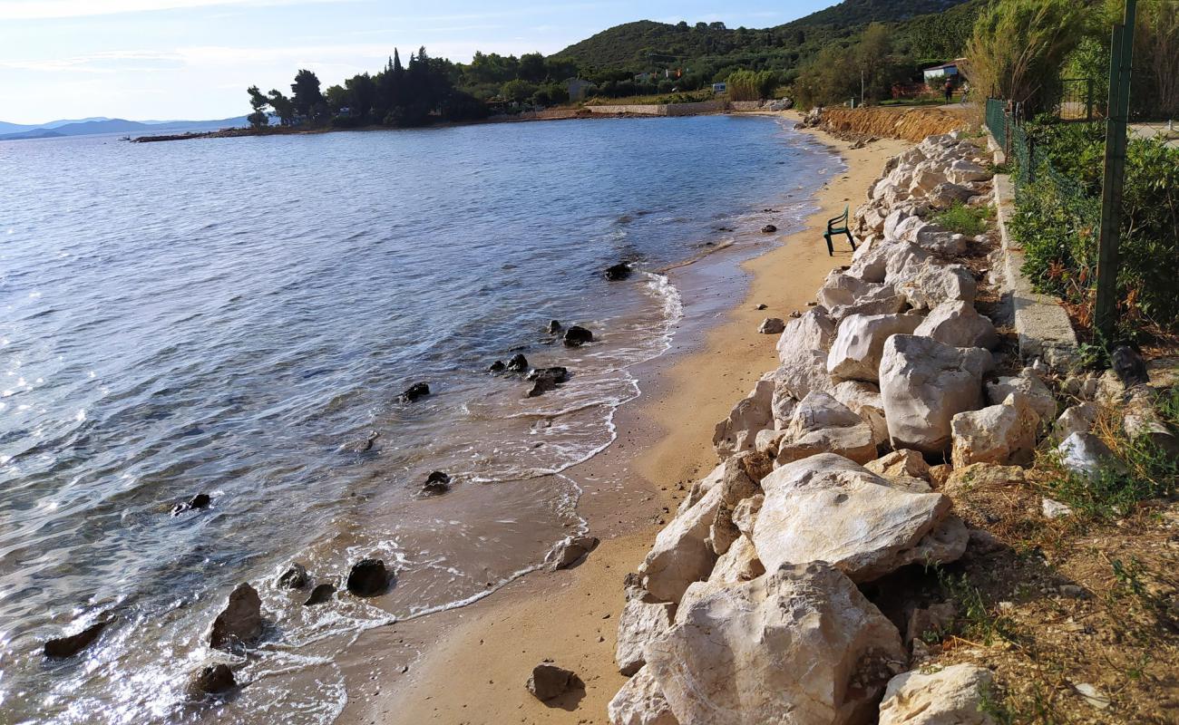 Bartovica beach'in fotoğrafı kahverengi kum yüzey ile