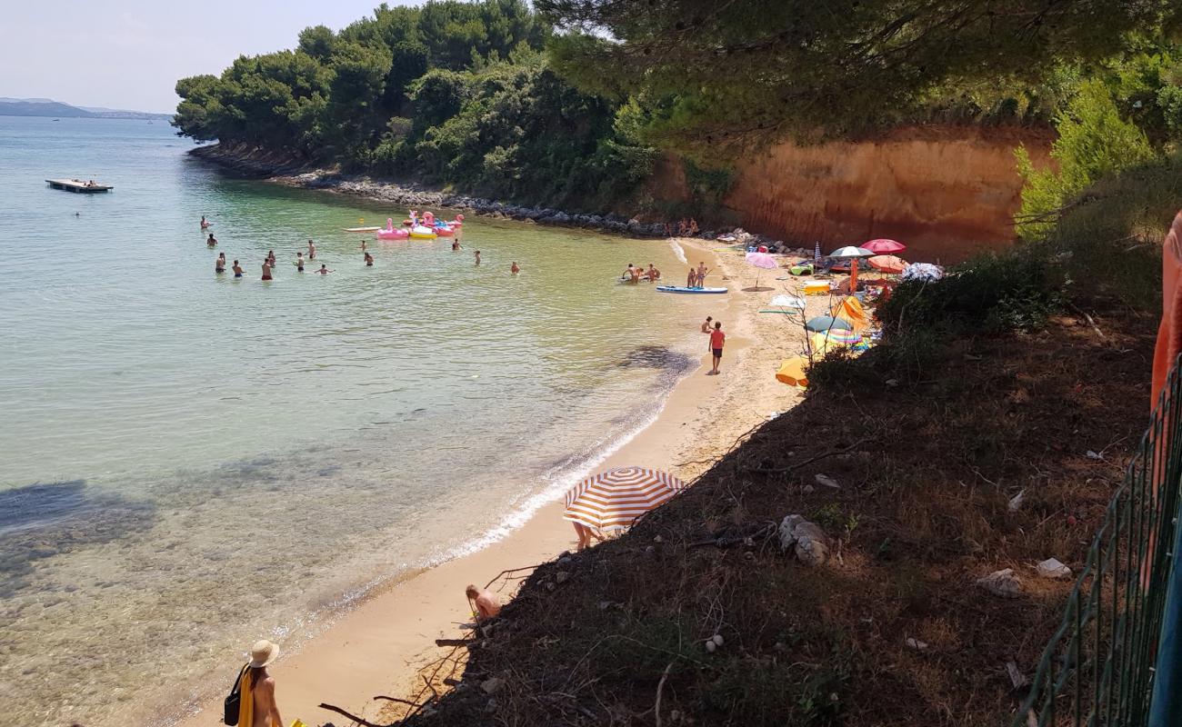 Sovinje beach'in fotoğrafı kahverengi kum yüzey ile