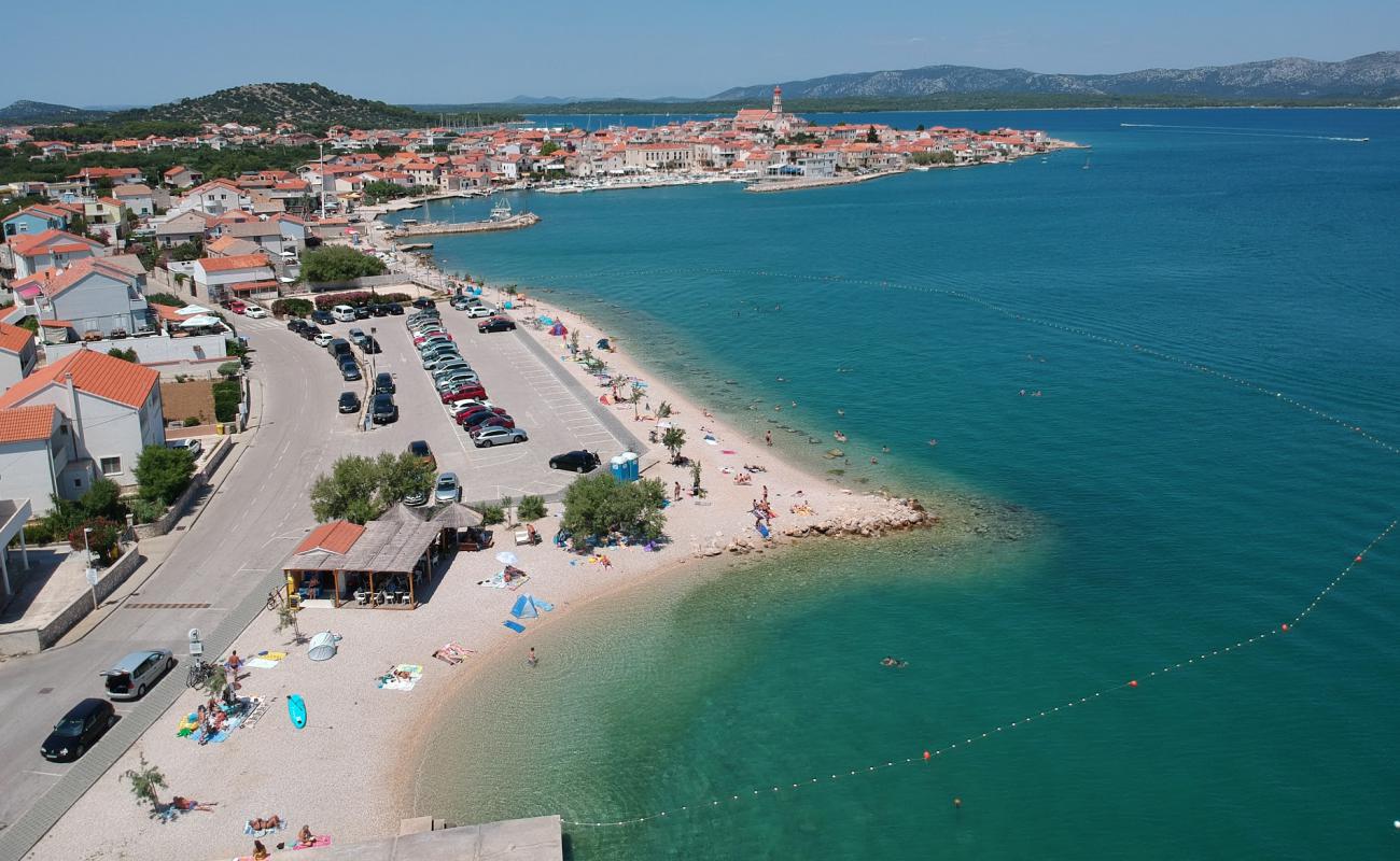 Betina beach'in fotoğrafı bej çakıl yüzey ile