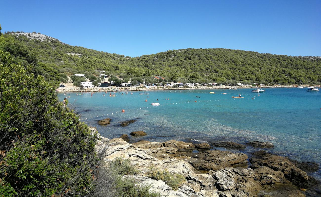Kosirina beach'in fotoğrafı gri çakıl taşı yüzey ile