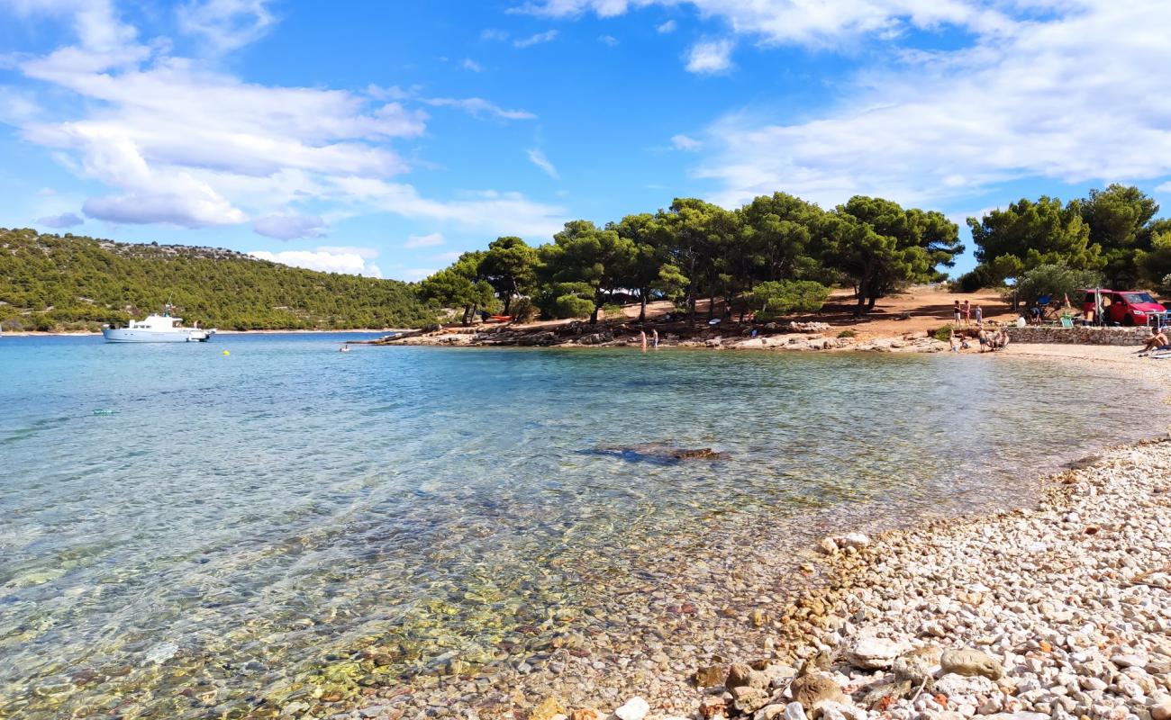 Garbinada beach'in fotoğrafı kayalık arazi yüzey ile