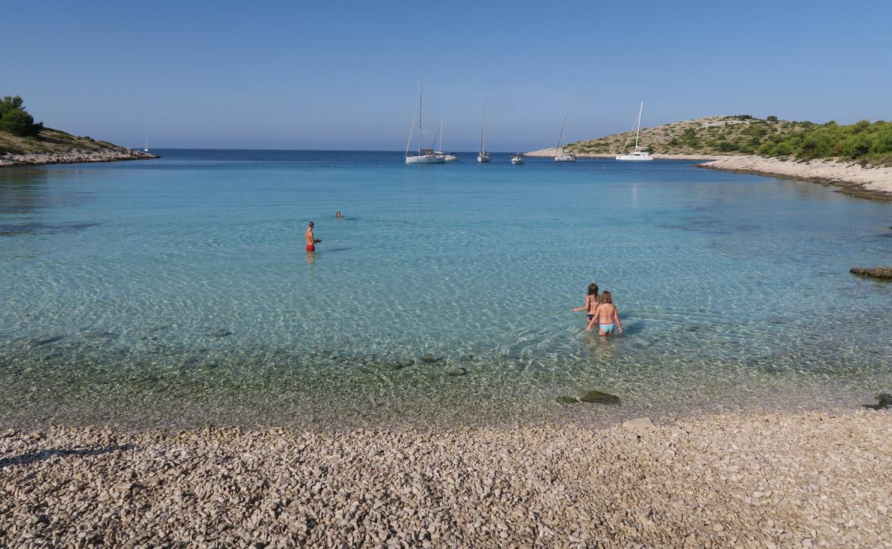 Lojena beach'in fotoğrafı hafif çakıl yüzey ile