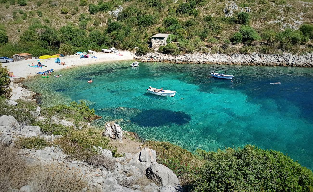 Brbinjscica Bay'in fotoğrafı beyaz çakıl taş yüzey ile