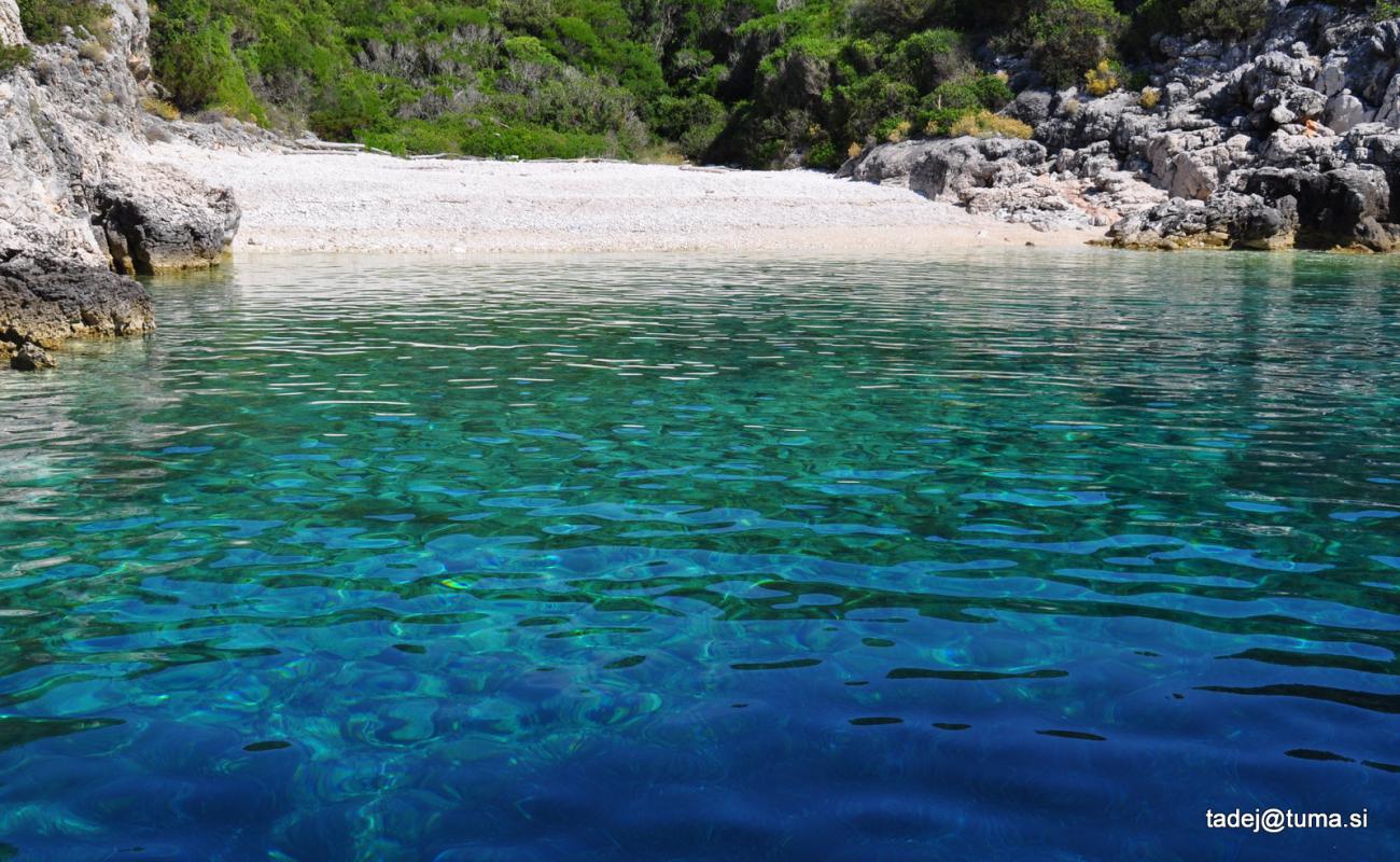 Brbinjscica Bay II'in fotoğrafı beyaz çakıl taş yüzey ile