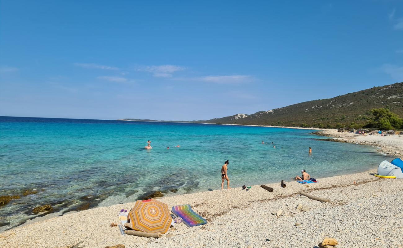 Veli Zal beach'in fotoğrafı beyaz çakıl taş yüzey ile