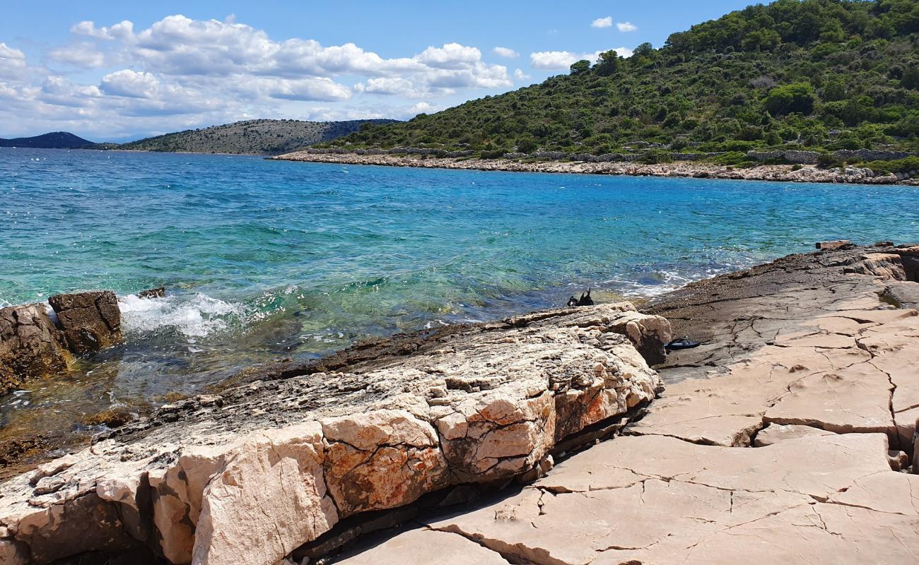 Portic beach'in fotoğrafı taşlar yüzey ile