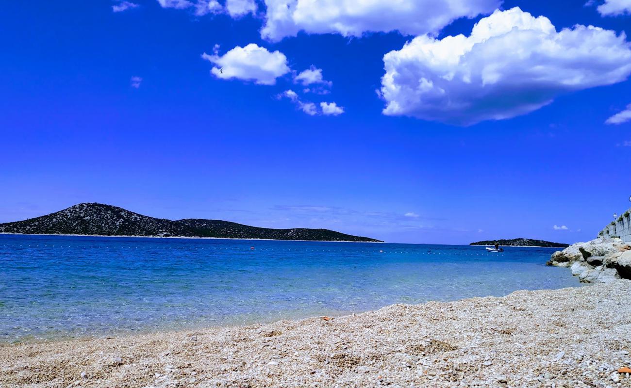 Plaza Trstevica II'in fotoğrafı hafif ince çakıl taş yüzey ile