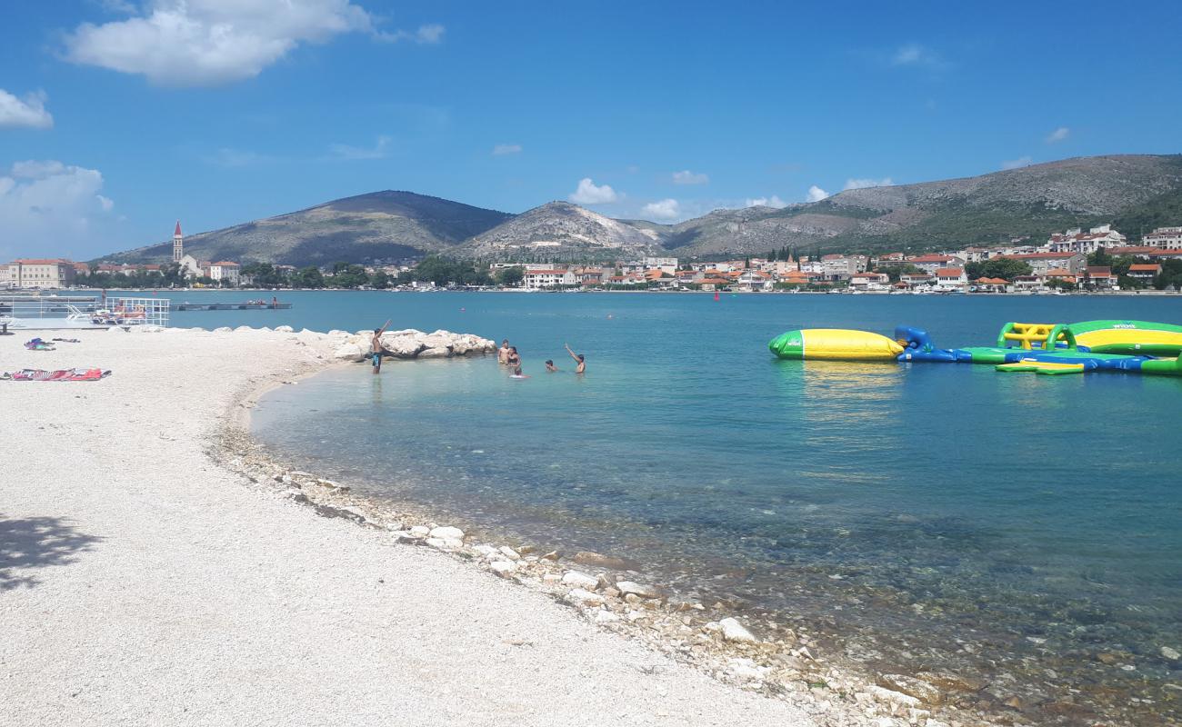 Trogir beach'in fotoğrafı hafif çakıl yüzey ile