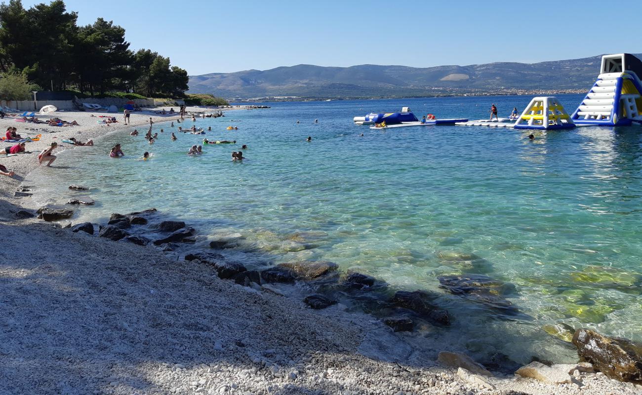 Slatine II beach'in fotoğrafı hafif ince çakıl taş yüzey ile