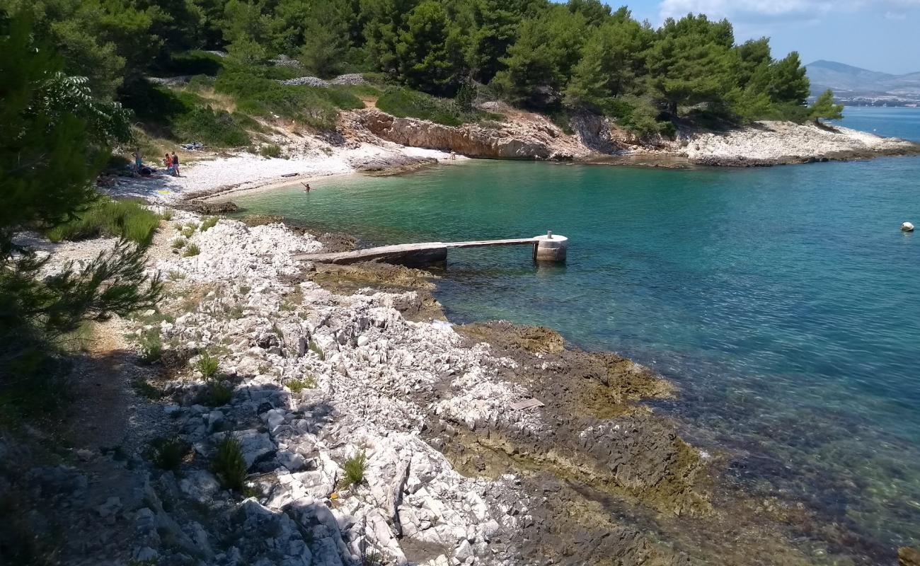 Slatine beach'in fotoğrafı hafif çakıl yüzey ile