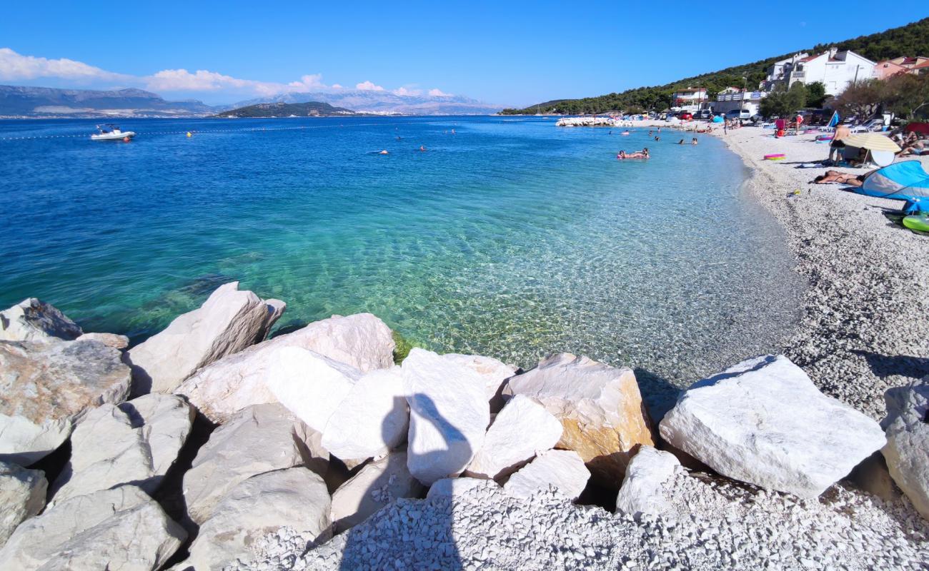 Slatine IV beach'in fotoğrafı beyaz ince çakıl yüzey ile