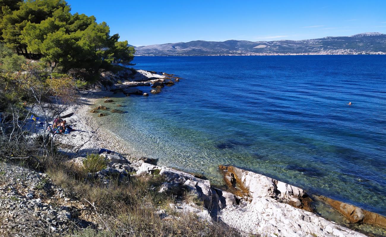 Karyna beach'in fotoğrafı hafif çakıl yüzey ile