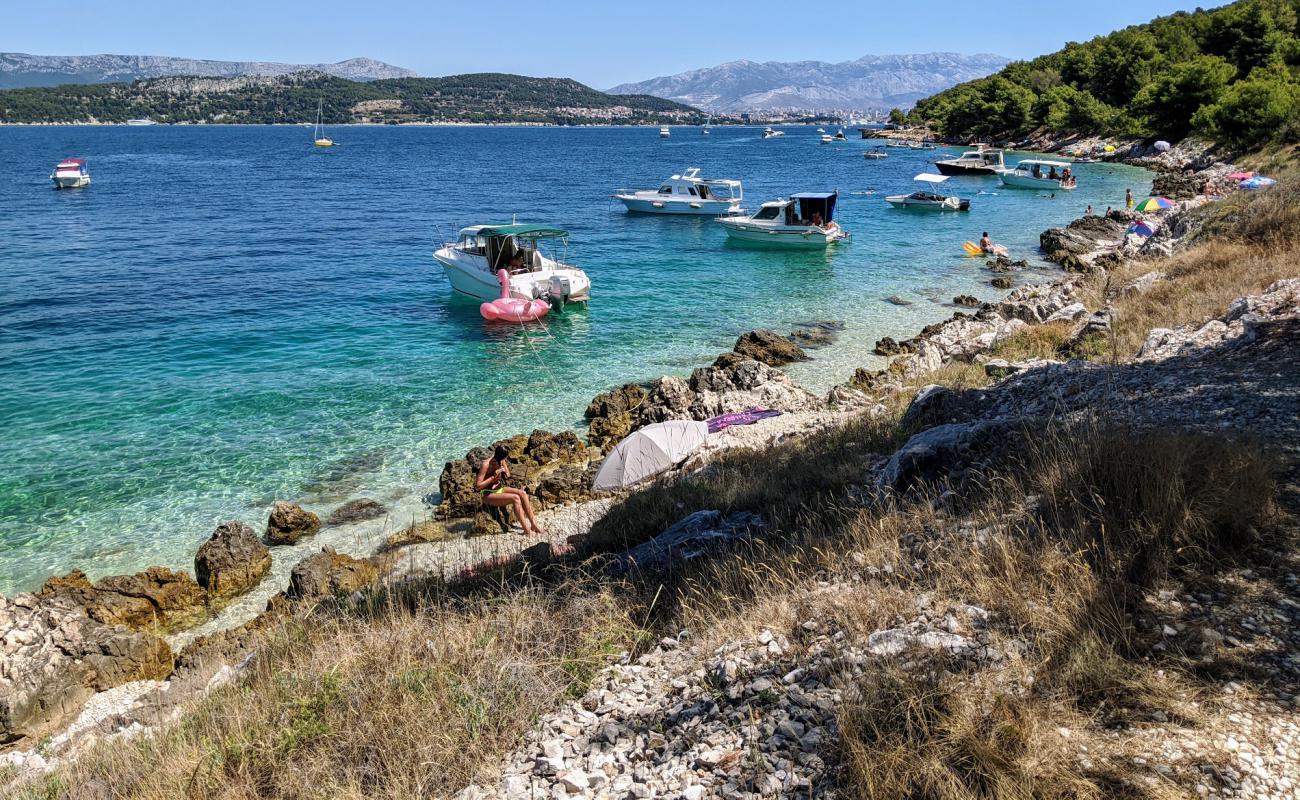 Kava beach'in fotoğrafı taşlar yüzey ile