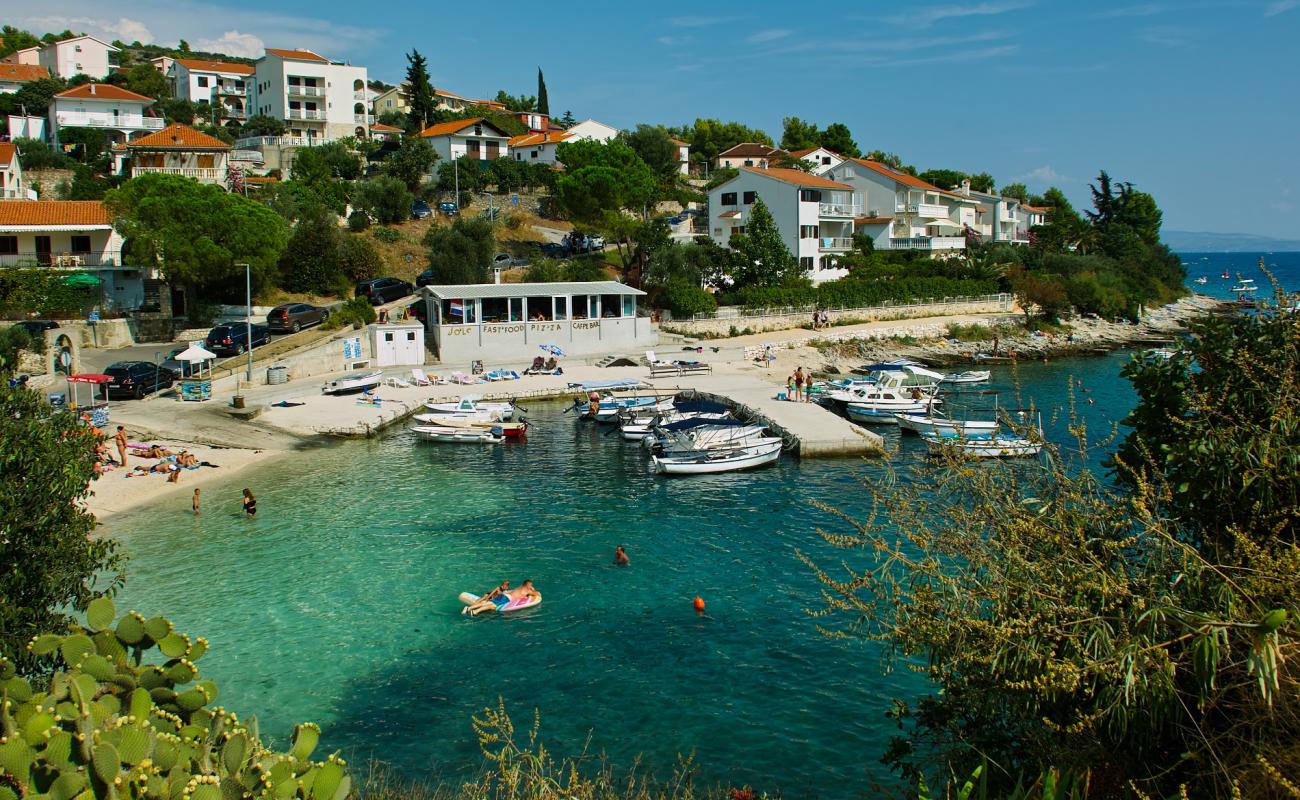 Mavarstica beach'in fotoğrafı küçük bej çakıl yüzey ile