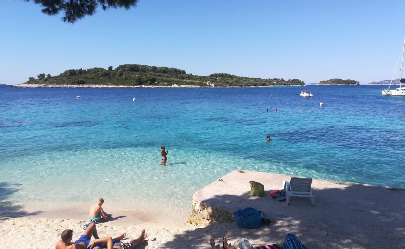 Duga beach'in fotoğrafı hafif ince çakıl taş yüzey ile