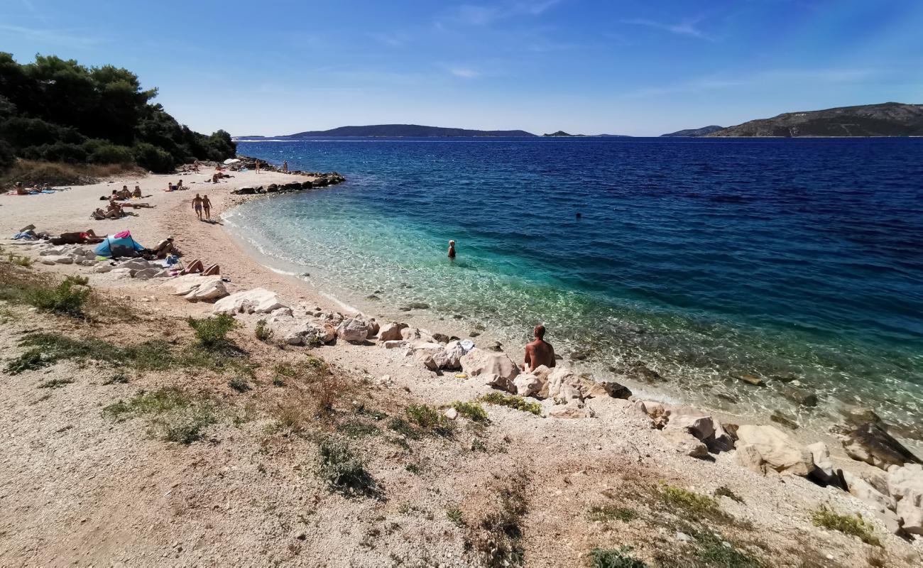 Kava beach'in fotoğrafı küçük bej çakıl yüzey ile