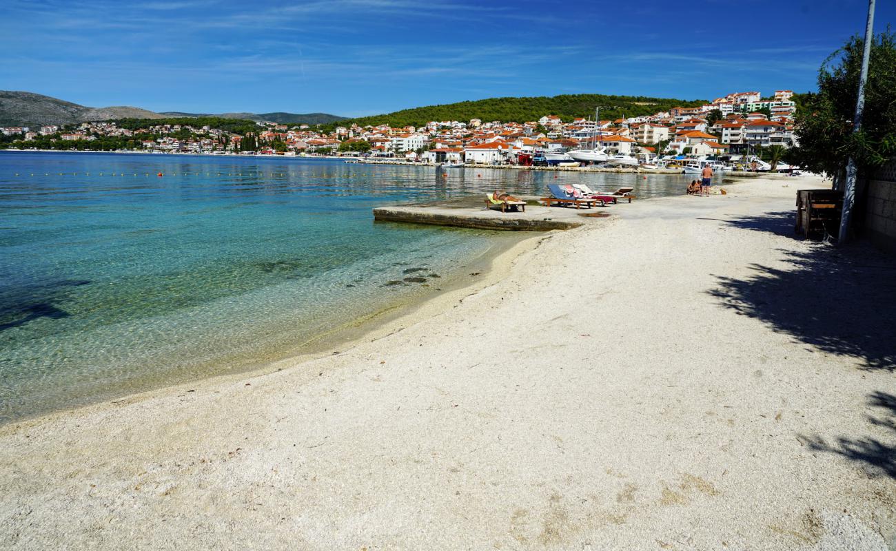 Okrug Gornji III beach'in fotoğrafı küçük bej çakıl yüzey ile