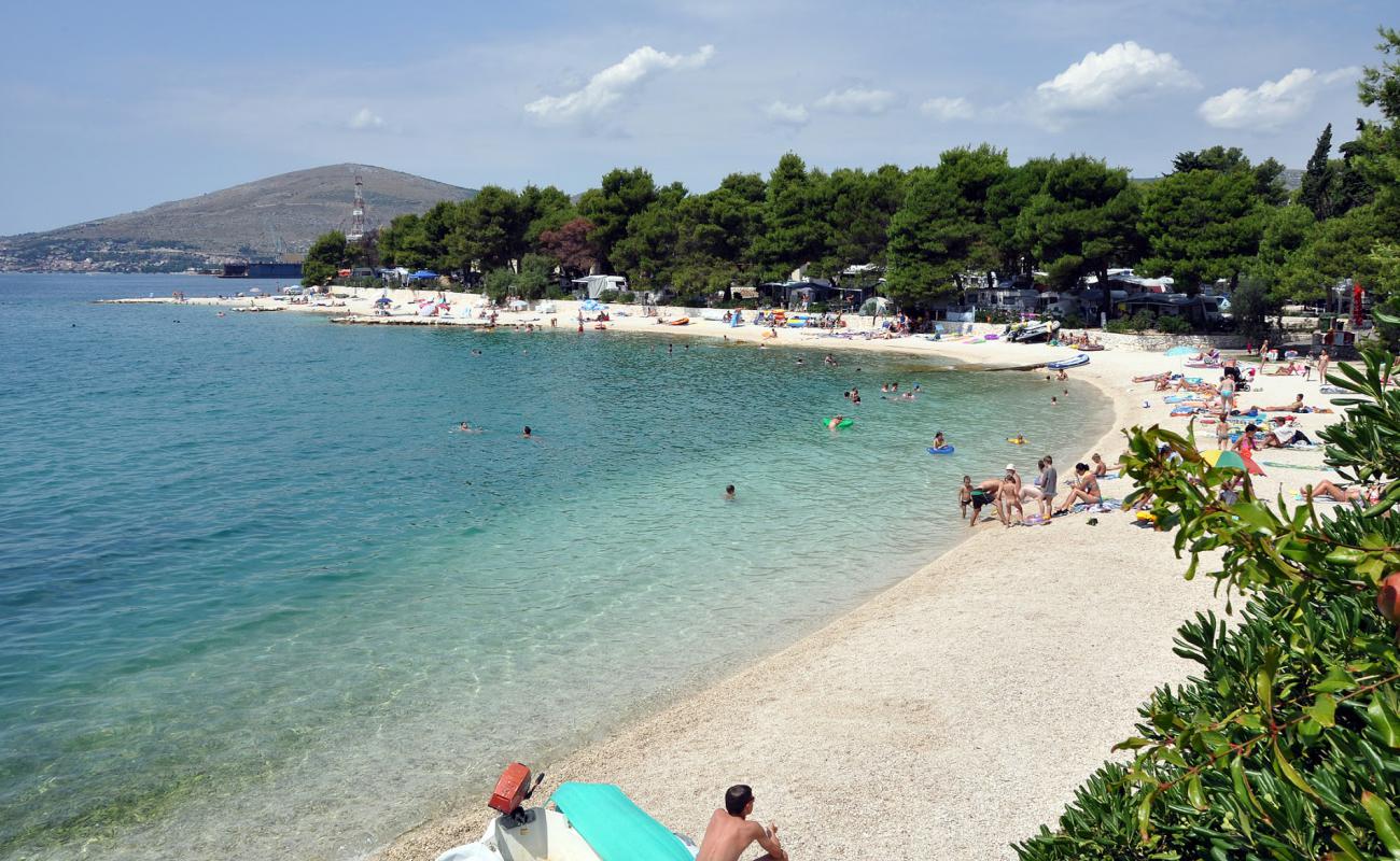 Okrug beach'in fotoğrafı küçük bej çakıl yüzey ile