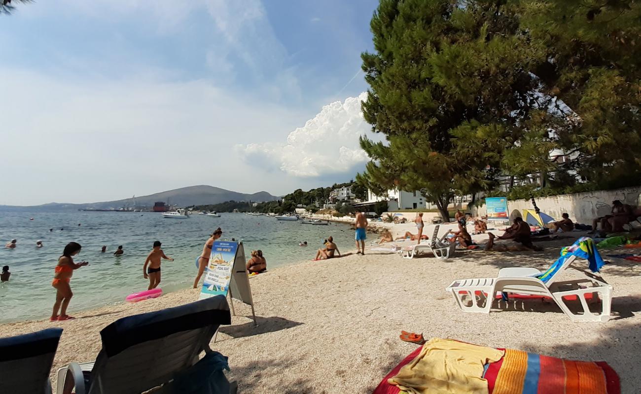 Hafen trogir beach'in fotoğrafı küçük bej çakıl yüzey ile