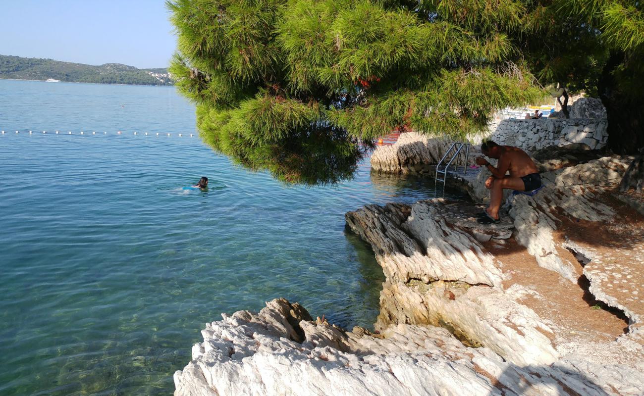 Saldun beach'in fotoğrafı beton kaplı yüzey yüzey ile