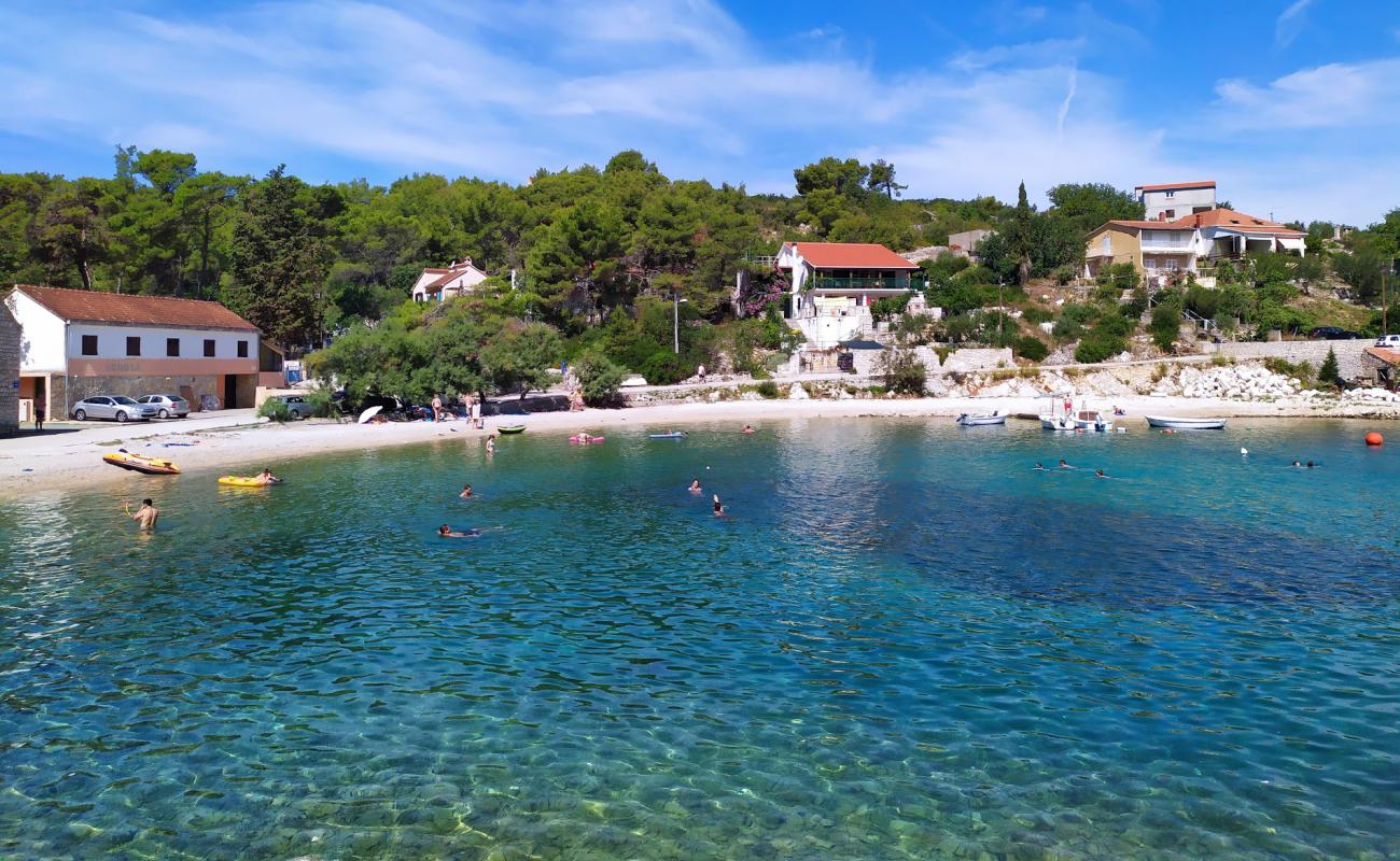 Banje beach'in fotoğrafı bej çakıl yüzey ile