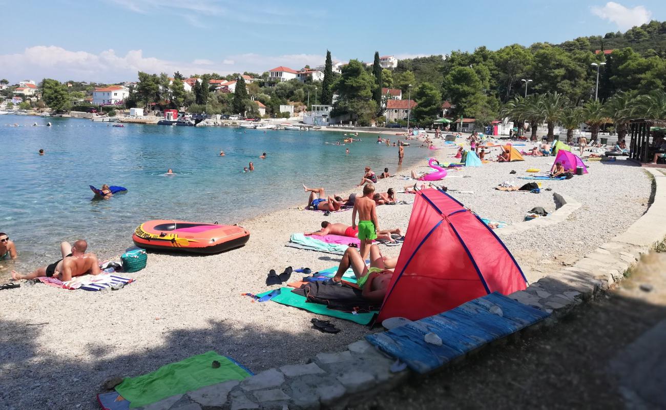 Necujam beach'in fotoğrafı küçük bej çakıl yüzey ile
