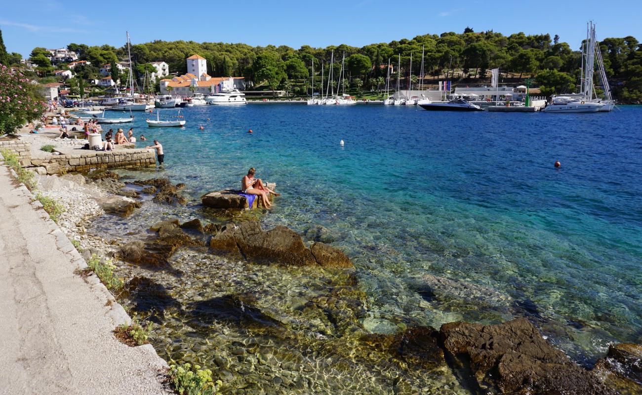 Maslinica beach'in fotoğrafı kahverengi çakıl yüzey ile