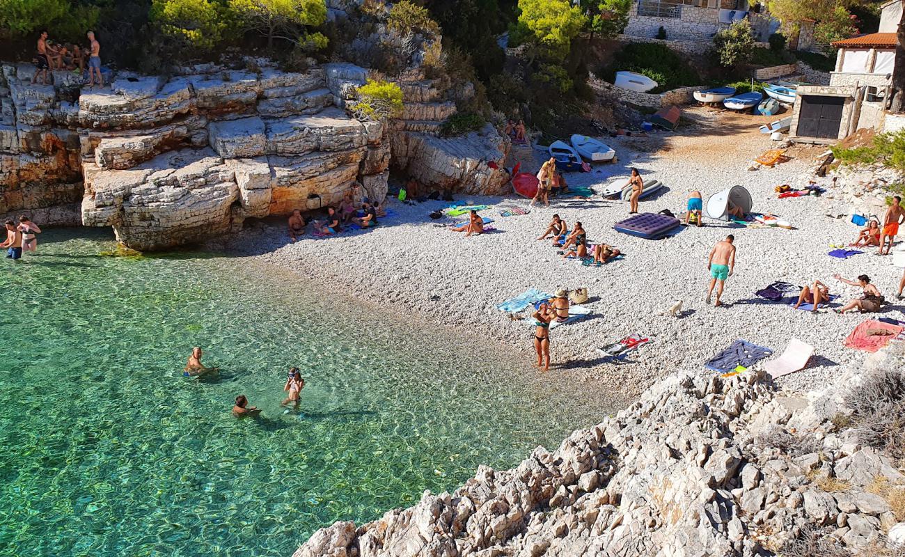 Pritiscina beach'in fotoğrafı hafif çakıl yüzey ile