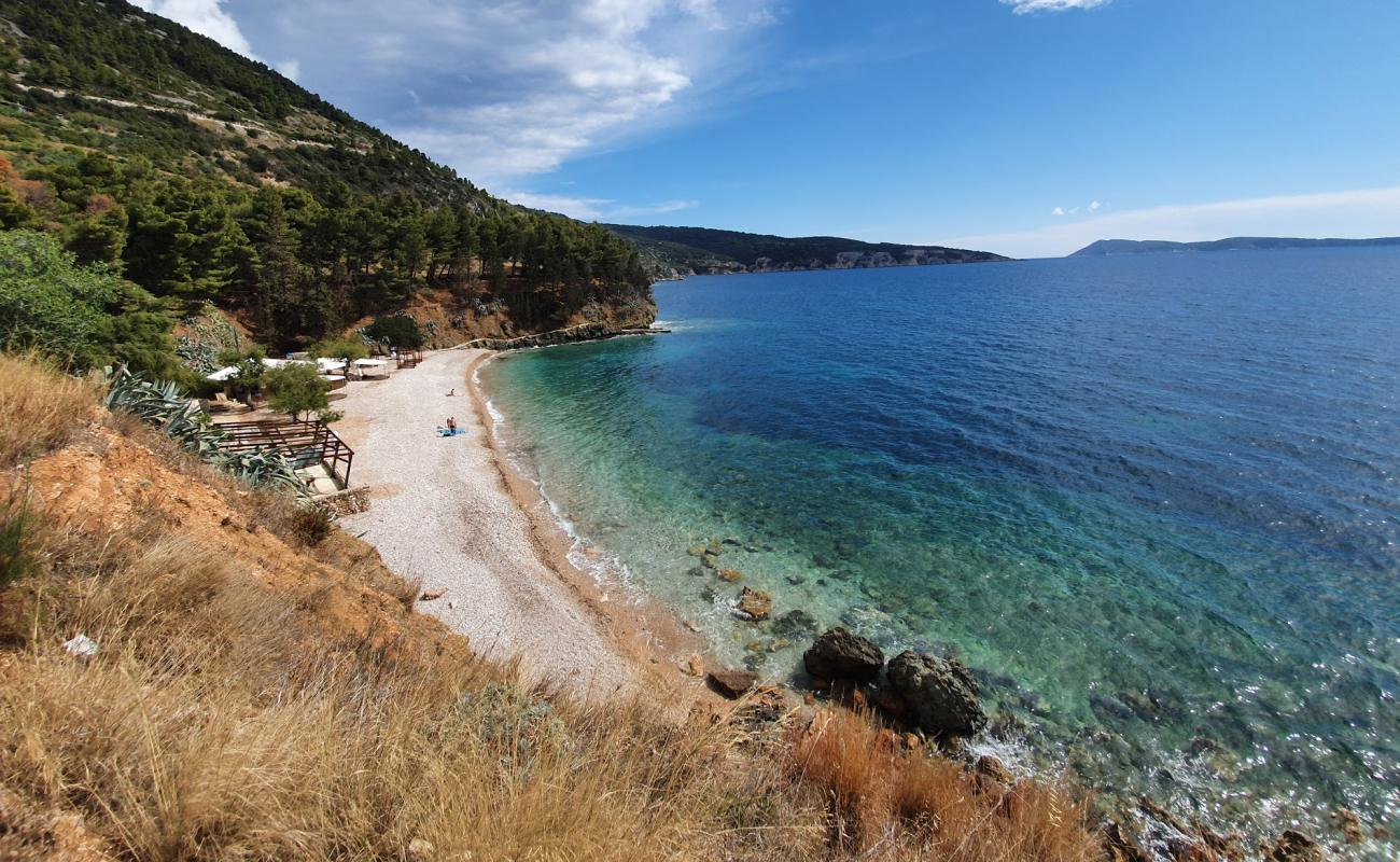 Kamenica beach'in fotoğrafı bej çakıl yüzey ile