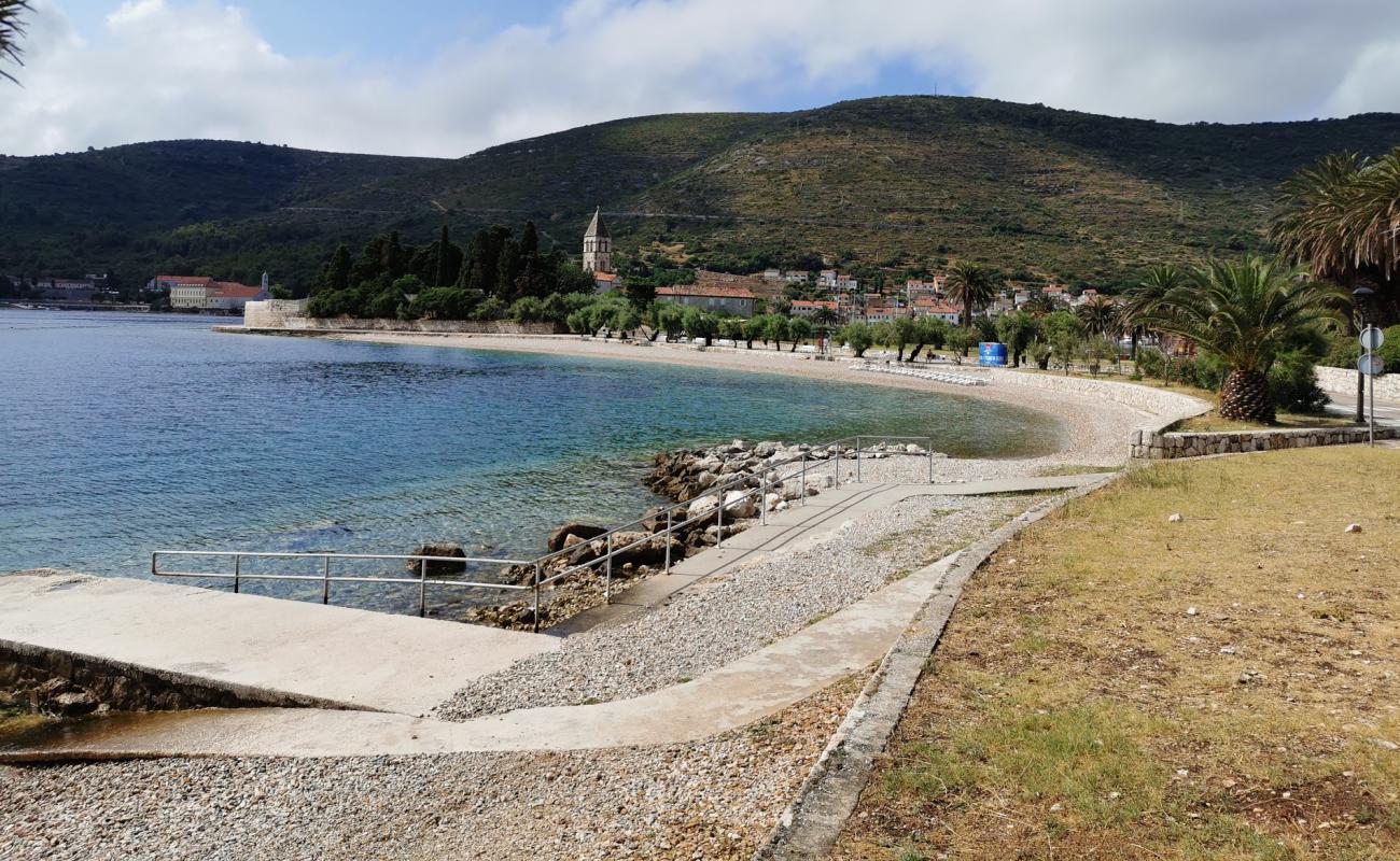 Prirovo beach'in fotoğrafı hafif ince çakıl taş yüzey ile