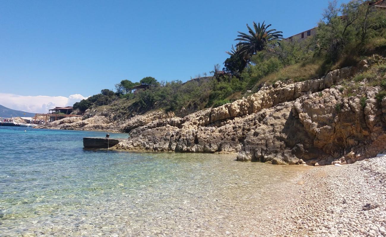 Le Grand beach'in fotoğrafı hafif çakıl yüzey ile